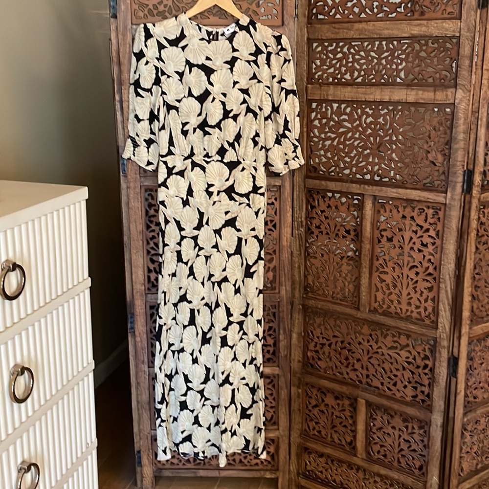 RIXO Black and Cream Leaf Print Midi Dress - Picture 6 of 7